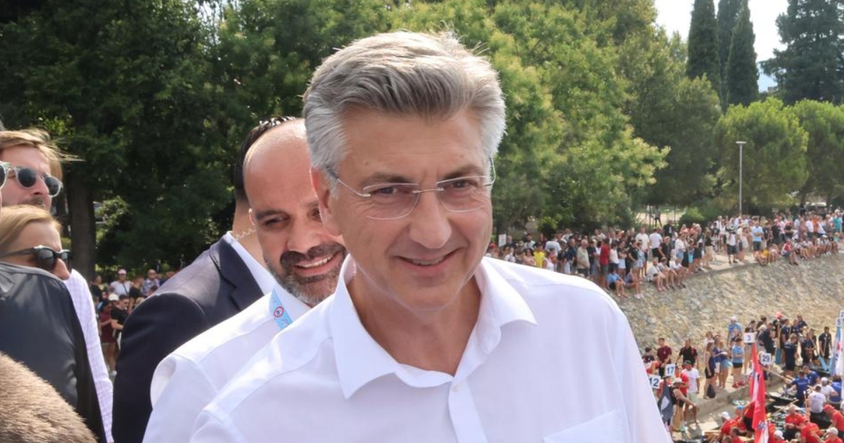 Jeste li ikad čuli Plenkovića kako pjeva? Evo prilike 😁