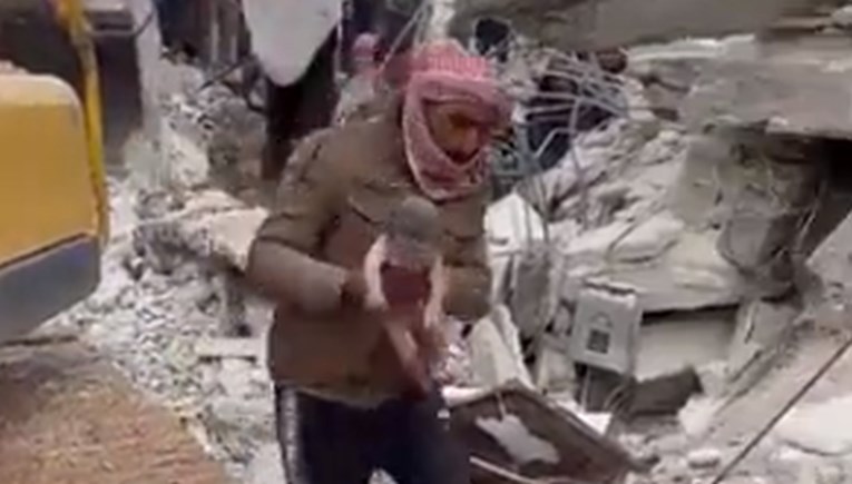 VIDEO Pod ruševinama u Siriji rođena beba. Bila je vezana za majku pupčanom vrpcom