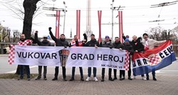 FOTO Hrvatski navijači okupili se u Rigi, nose transparente posvećene Vukovaru