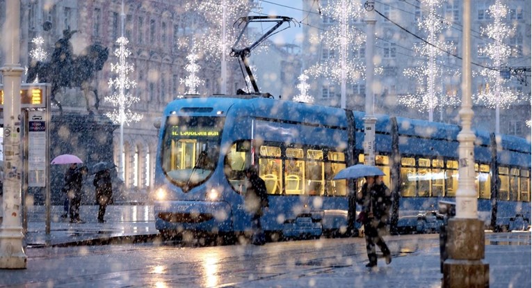 VIDEO Gust snijeg upravo pada u dijelovima Zagreba