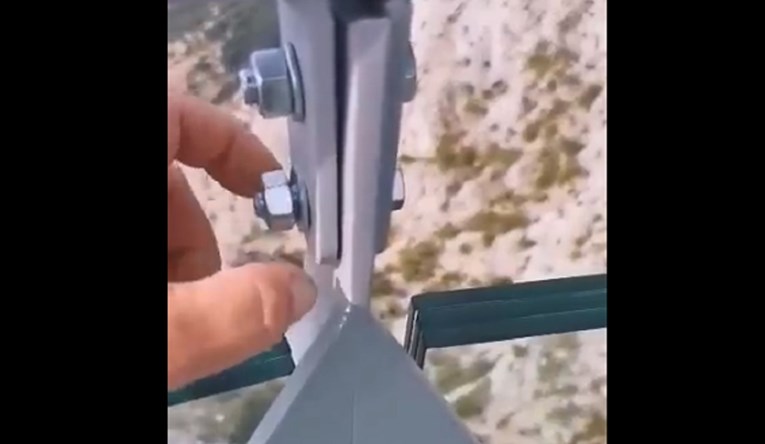 VIDEO Širi se snimka, čovjek prstima odvijao vijak na Skywalku na Biokovu