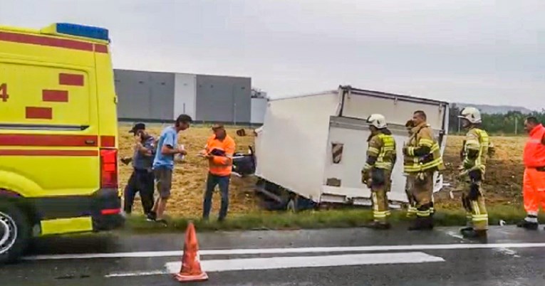 Nesreća na A1 kod Jastrebarskog, kamion završio u kanalu. Ima ozlijeđenih