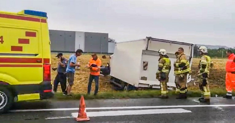 Nesreća na A1 kod Jastrebarskog, kamion završio u kanalu. Ima ozlijeđenih