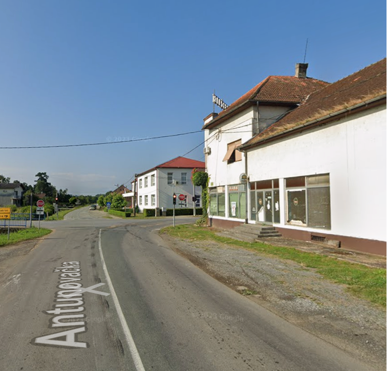 Vozio prebrzo kod Lipika pa udario u znak i sletio u kanal