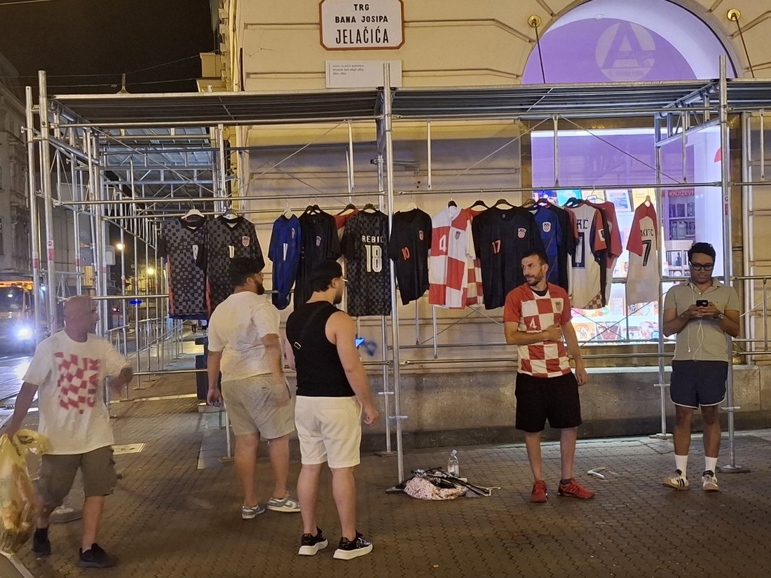 Na Trgu bana Josipa Jelačića prodaju se navijački dresovi