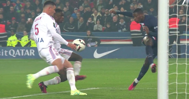 VIDEO Igrači PSG-a podivljali na suca. Nije sudio penal nakon Lovrenove ruke