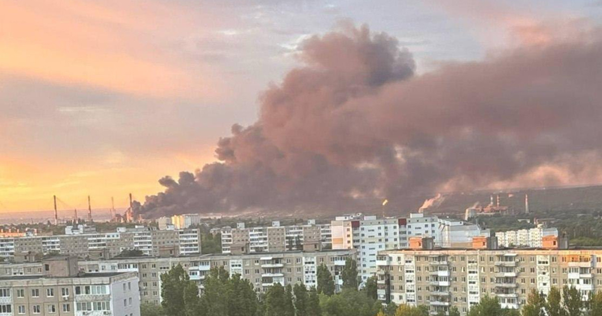 Crni dim se diže iznad Saratova. Ukrajinci su pogodili rafineriju