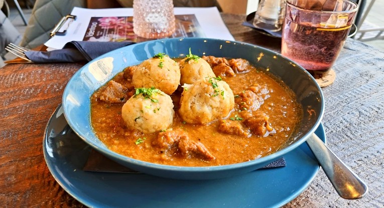 Ovaj bistro ima jako dobre recenzije, ljudi pišu kako je skuplje, ali opravdano