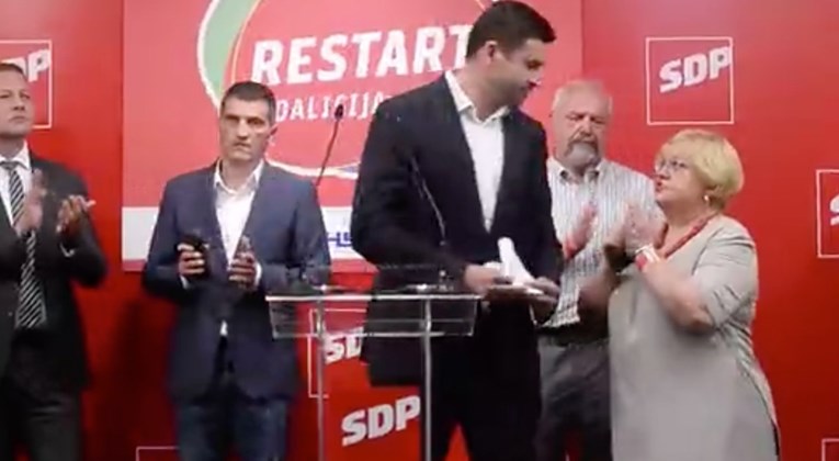 VIDEO Pogledajte trenutak u kojemu Mrak-Taritaš govori Bernardiću da čestita HDZ-u