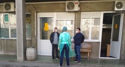 Zaraženi Slaviša Kokeza slikan s maskom ispred bolnice