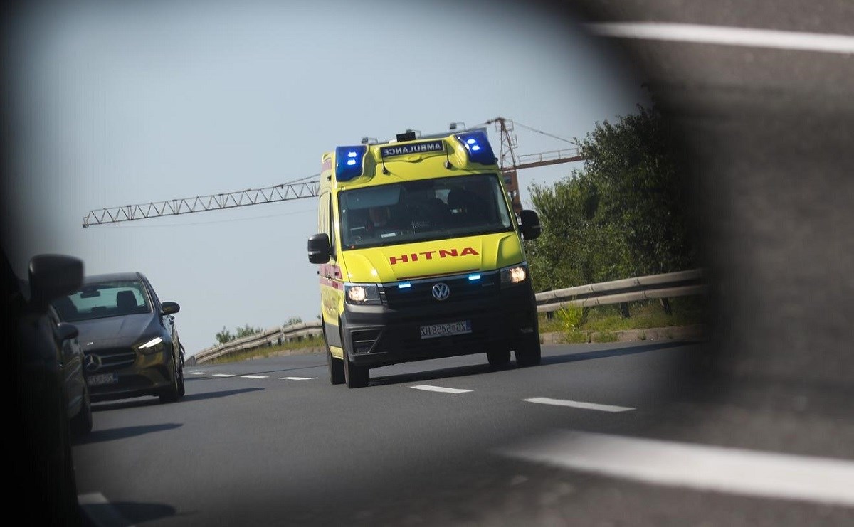 Pijani 49-godišnjak cimeru u svađi zabio nož u prsa