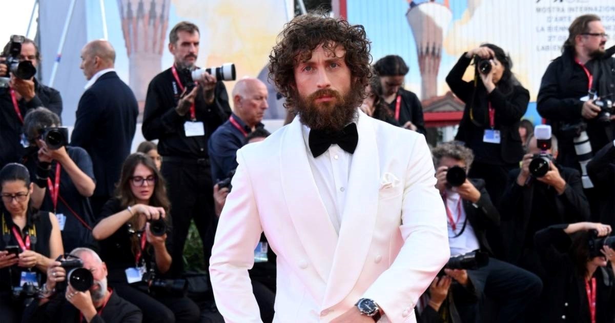 Aaron Taylor-Johnson jedva prepoznatljiv na crvenom tepihu u Veneciji