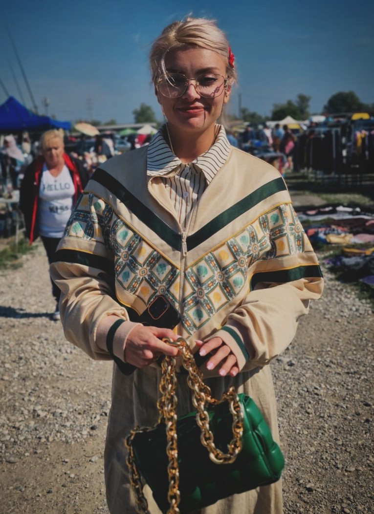 Ella Dvornik u retro izdanju na Hreliću. Luksuzna torba je ukrala pažnju