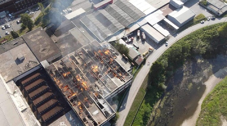 VIDEO Požar progutao najveću tvornicu papira u BiH
