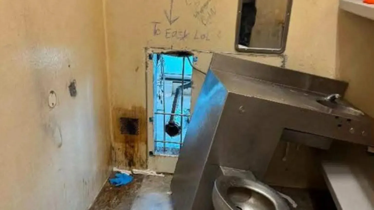 Radnik u Americi pomogao zatvorenicima u bijegu. Iskrali su se kroz otvor od zahoda