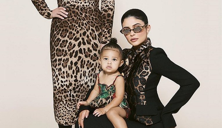 Kylie Jenner pozirala s kćeri i majkom, glamurozna Kris ukrala svu pažnju