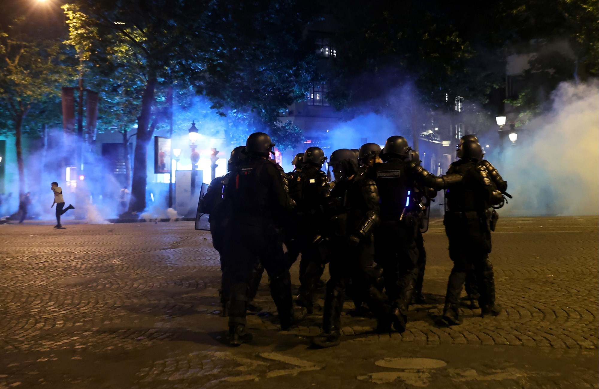 Maskirani napadači pucali na mladence u Francuskoj: Ubijena mladenka, troje ranjeno