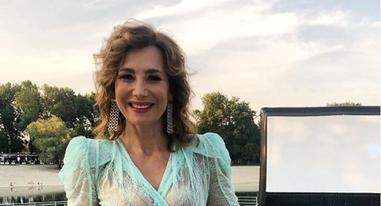 "Zaljubio sam se": Ecija Ojdanić očarala fanove fotkom u prozirnoj čipkastoj haljini