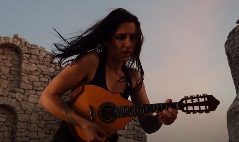 VIDEO Šibenčanka rasturila hit Iron Maidena - na mandolini