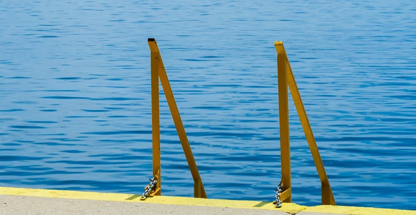 Muškarac u Istri ukrao ljestve za ulazak u more