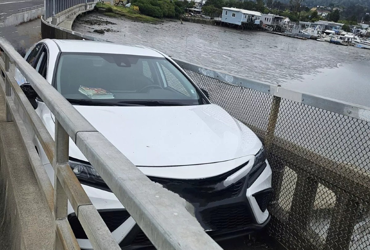 Napio se pa Toyotom skrenuo na pješački most. Zaglavio je