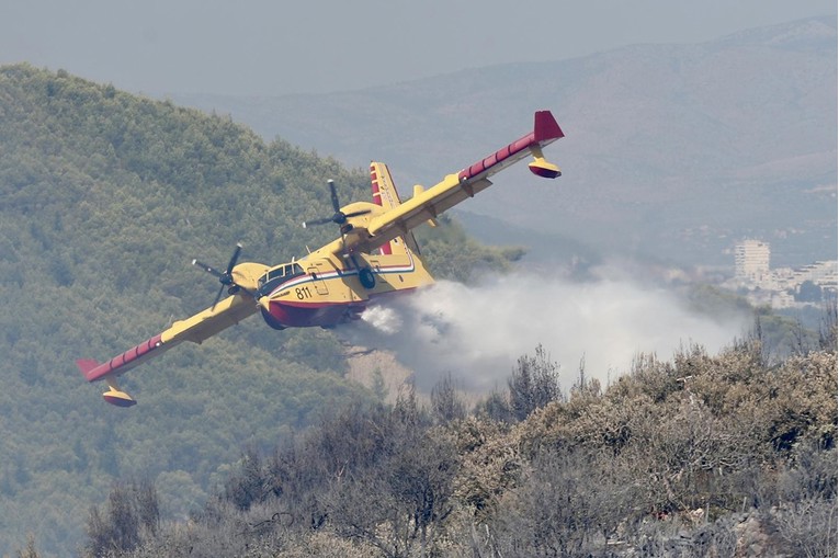 Požar na Korčuli pod nadzorom, vatrogasci gase novi požar na Mljetu