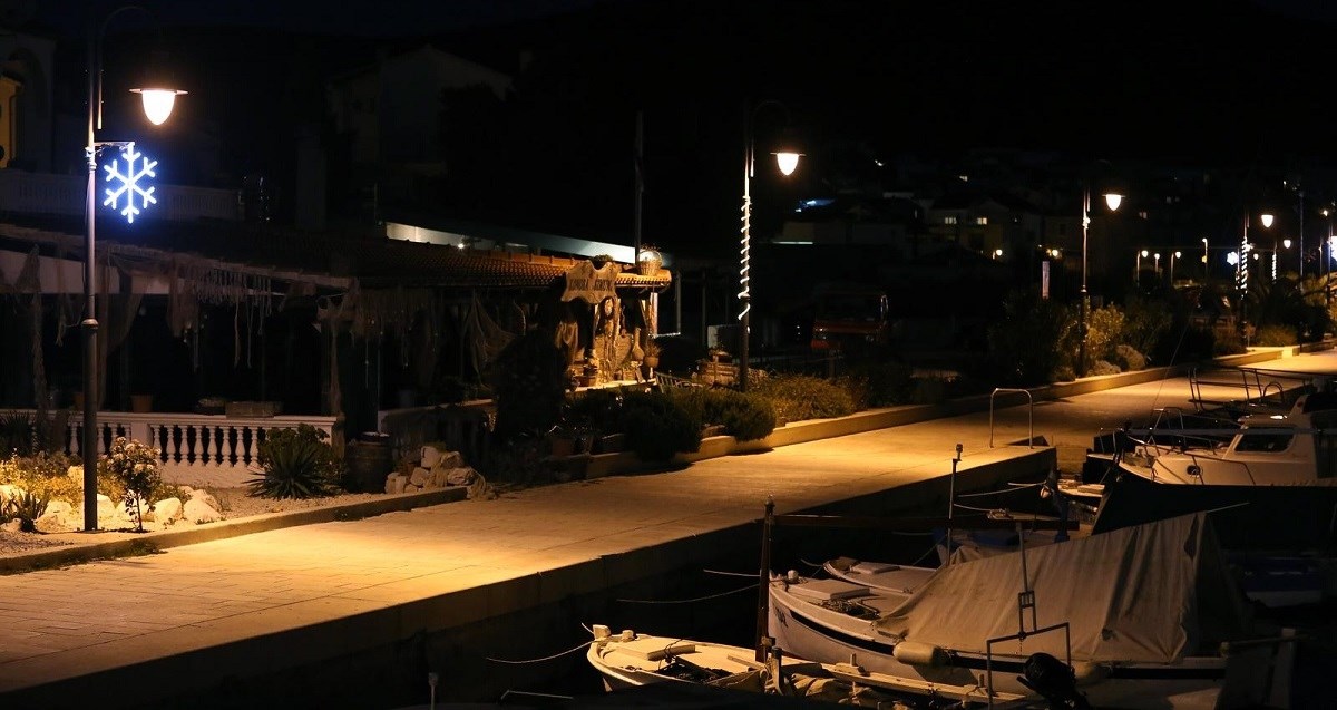 Policajci u Kaštelima pretraživali muškarca. On bacio torbu u more i krenuo bježati