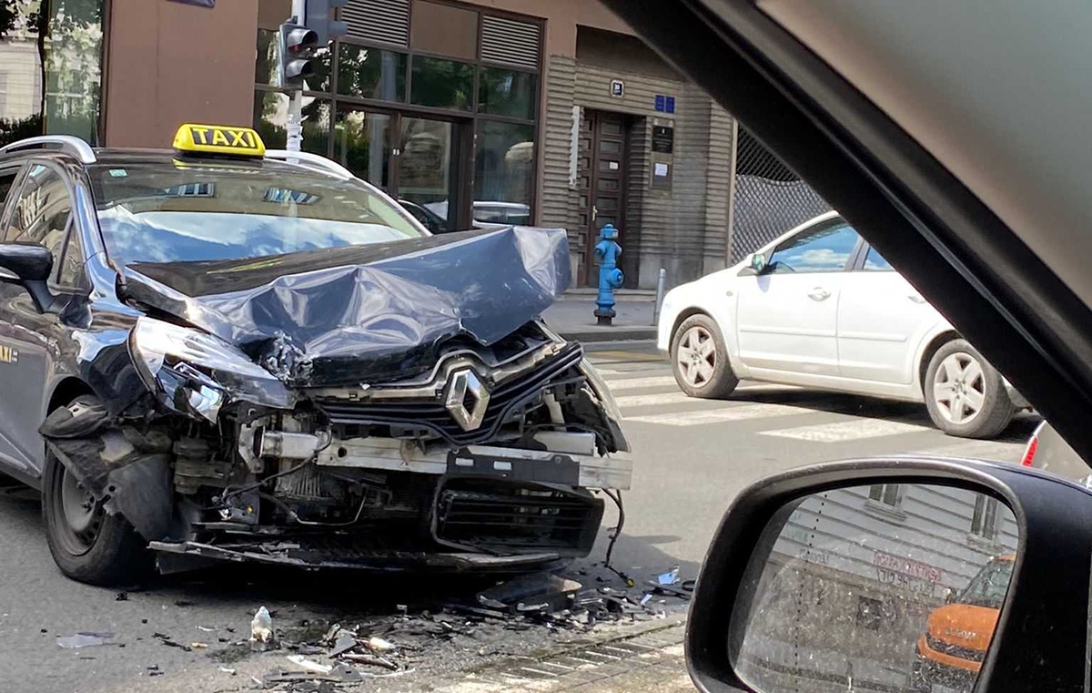 FOTO U prometnoj na križanju u centru Zagreba ozlijeđeni majka i dijete