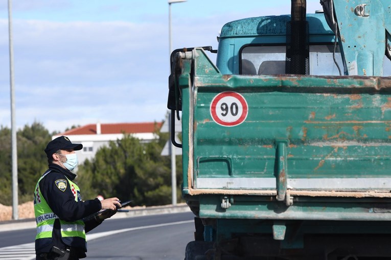 U Gorskom kotaru mrtav pijan vozio teretno vozilo. Policija ga odmah privela