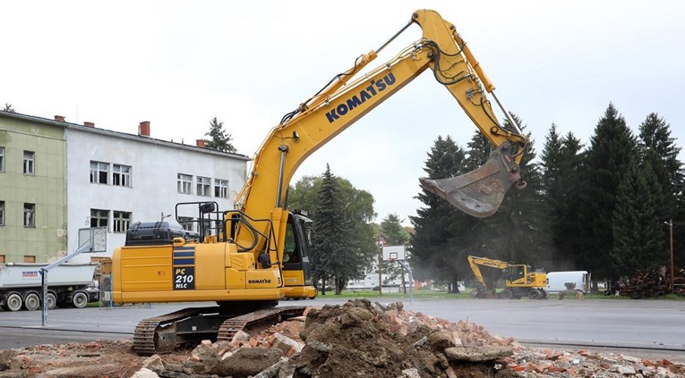 Iz radnih strojeva u Vinkovcima ukradeno nekoliko stotina litara goriva