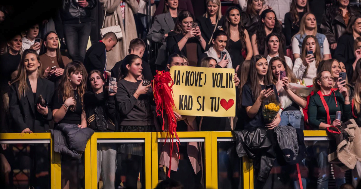 Obožavateljica na koncertu u Splitu oduševila plakatom: "Ja(kove) volim kad si tu"