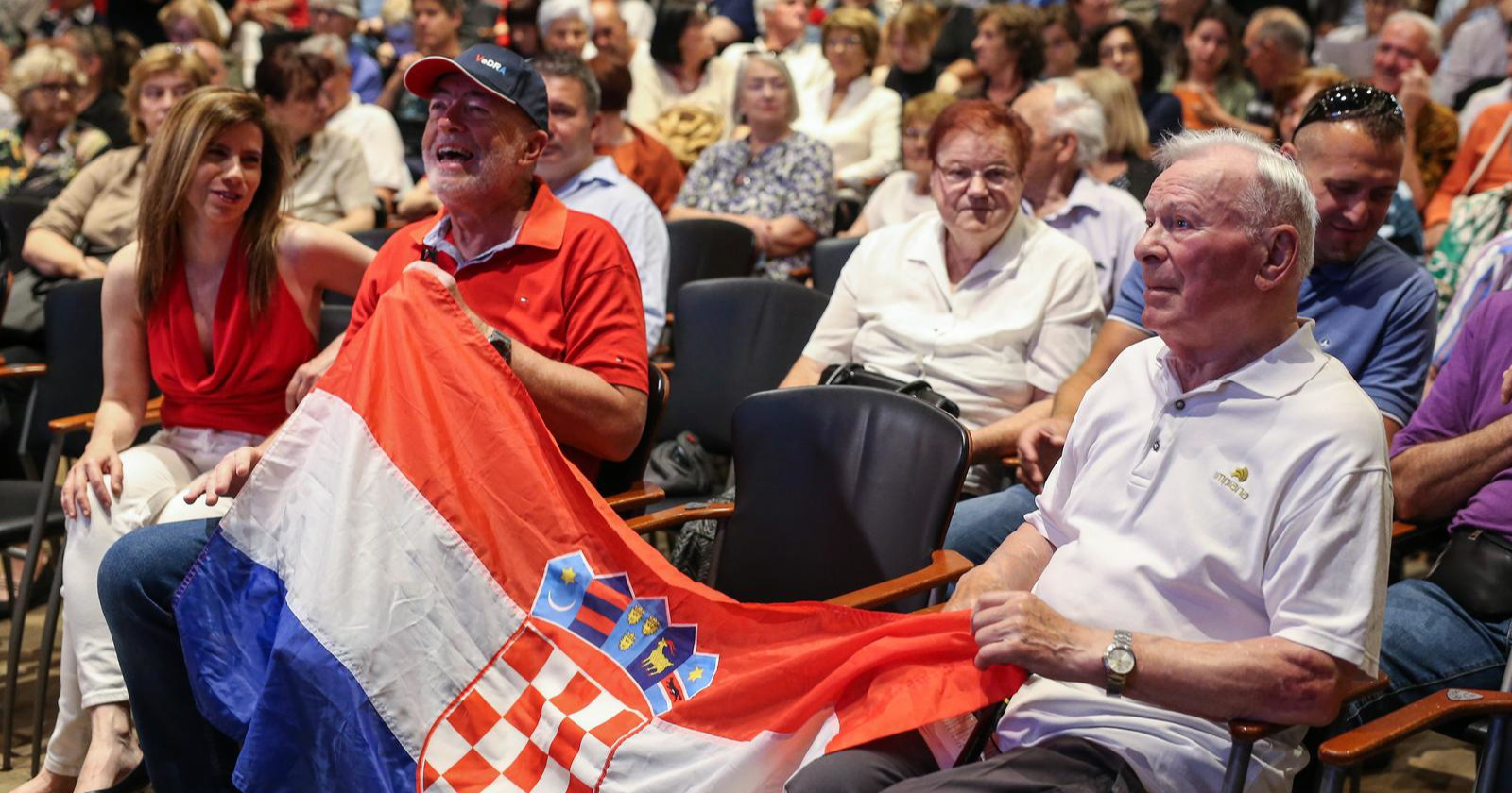 Neki od vas su htjeli voditi cure na koncert partizanske pjesme. Imamo fotke i snimke