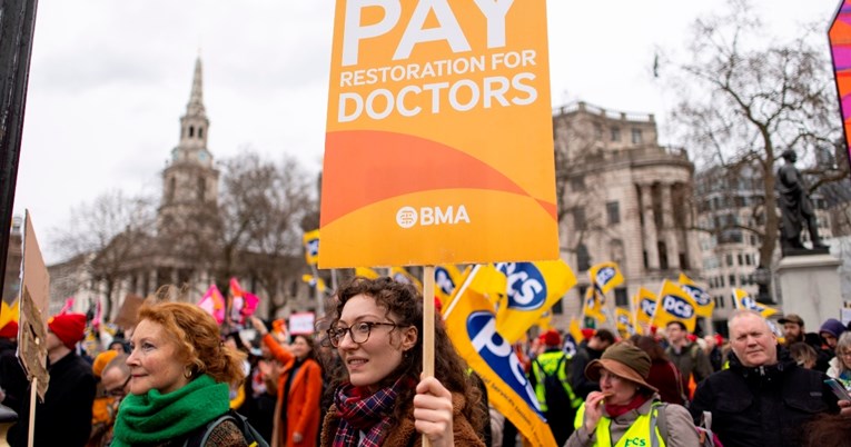 Mladi liječnici u Britaniji započeli štrajk. Vlada izdala upozorenje pacijentima