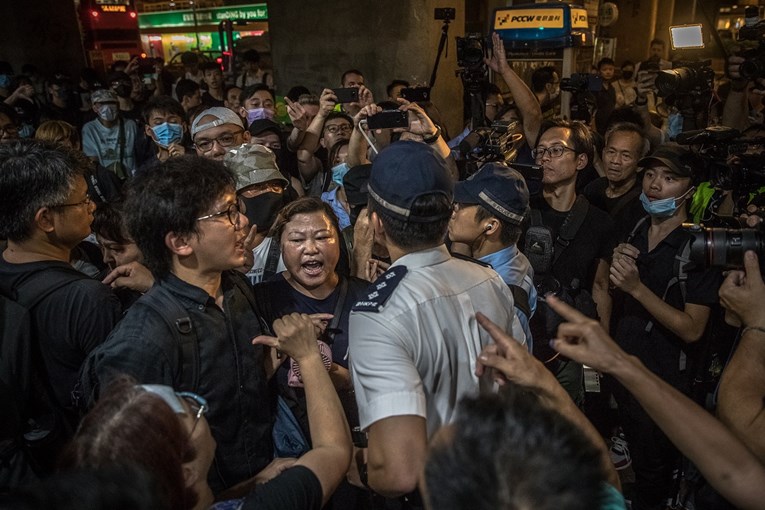 Policija u Hong Kongu palicama rastjerala nekoliko prosvjeda