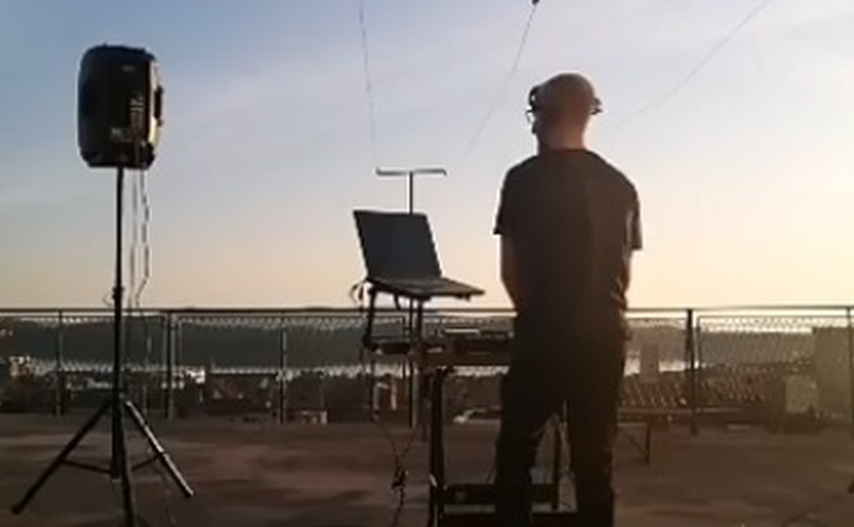 DJ razveselio Šibenčane u izolaciji, s krova kuće puštao glazbu za svoje susjede