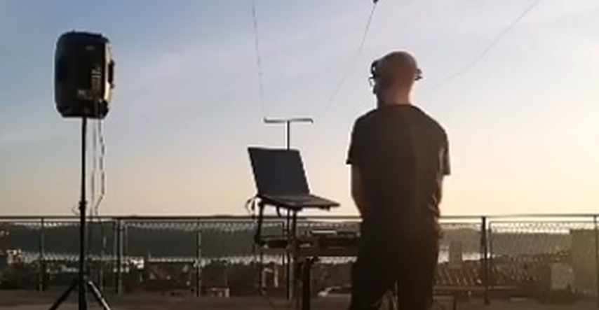 DJ razveselio Šibenčane u izolaciji, s krova kuće puštao glazbu za svoje susjede