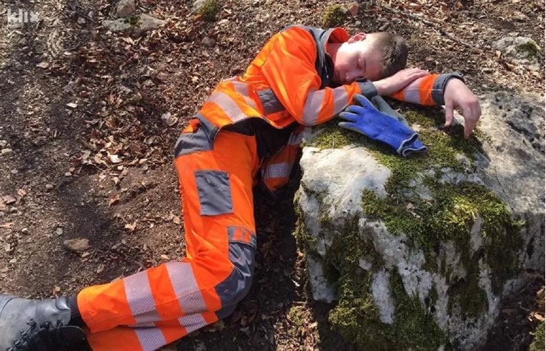 Fotka iz BiH dirnula mnoge: 15-godišnji volonter zaspao na zemlji nakon besane noći