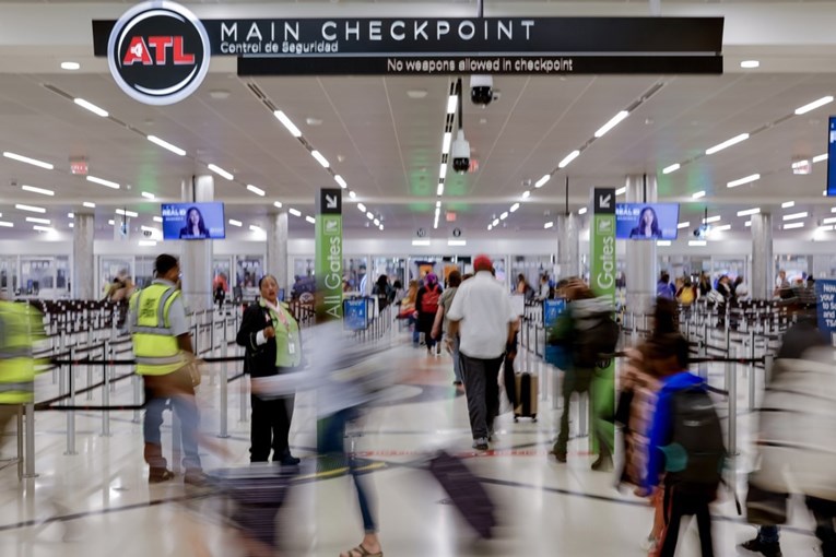 Америка драстично го намалува бројот на летови поради владината блокада