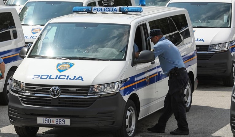 S preko 3 promila i bez položenog vozačkog vozio Likom. Kažnjen s 2640 eura