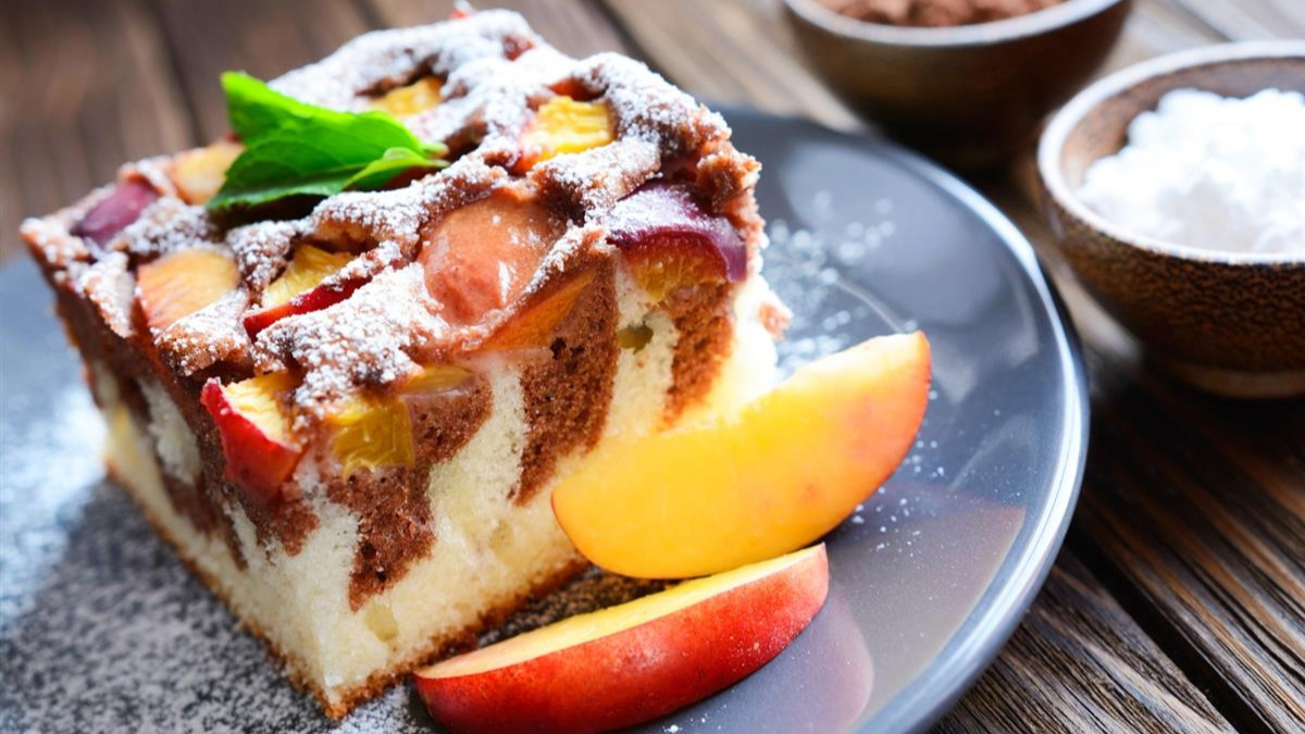 Jednostavan vikend-kolač za čije mjere vam treba samo čaša za jogurt