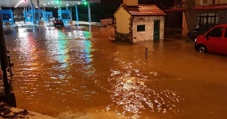 FOTO Zbog obilne kiše potpuno poplavljene pojedine ceste u Dalmaciji