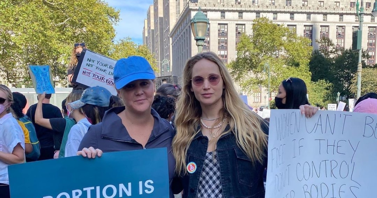 Amy Schumer pozirala s trudnom Jennifer Lawrence pa prvi put pokazala njezin trbuščić
