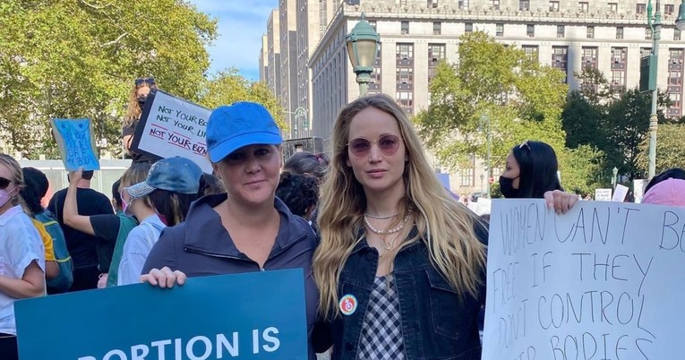 Amy Schumer pozirala s trudnom Jennifer Lawrence pa prvi put pokazala njezin trbuščić