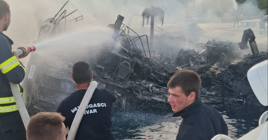 Kod Hvara gorio katamaran, nesreća i kod Trogira. Bura nosila ljude na SUP-ovima