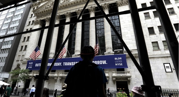 Wall Street oštro pao