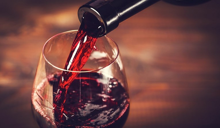 Na tržištu pronađeno 7 lažnih vina u kojima su voda i šećer. Dva su iz Hrvatske