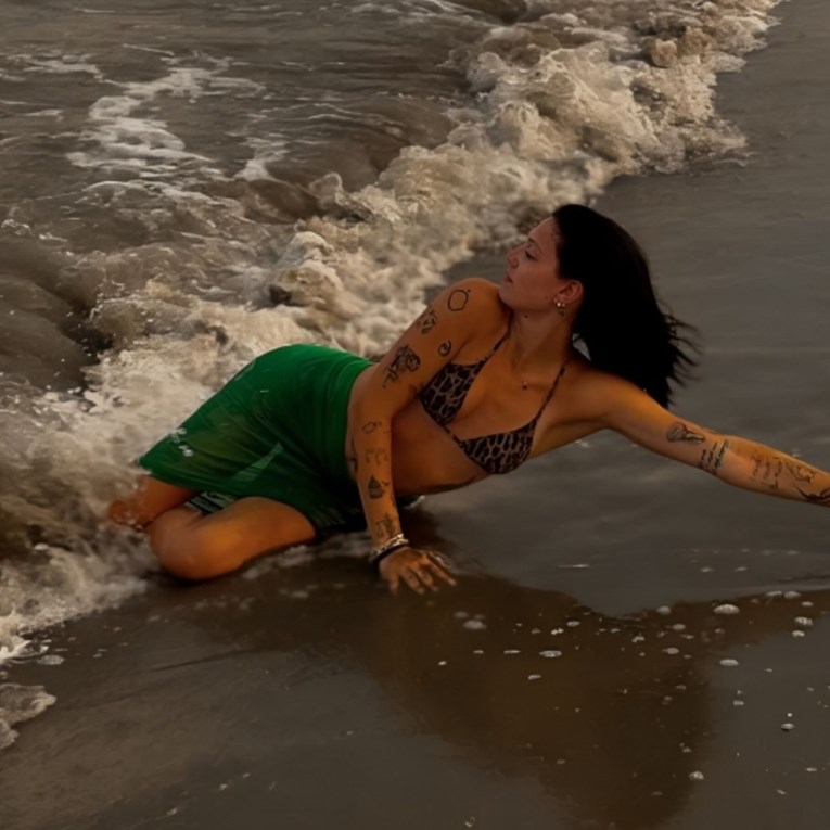 Mia Negovetić pozirala u badiću, pokazala brojne tetovaže na rukama