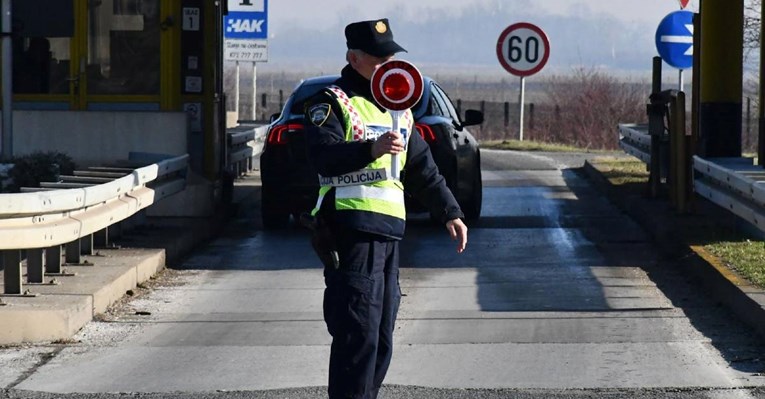 Policija kod Vojnića zaustavila taksi iz Zagreba. Prevozio ilegalne migrante