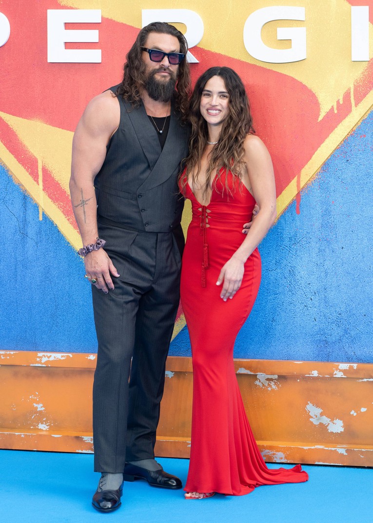 Jason Momoa bio s djevojkom i djecom na premijeri filma "Supergirl"