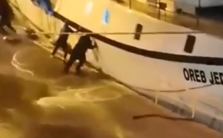 VIDEO Oluja u Dalmaciji, ljudi na Korčuli spašavali brod, valovi ga nabijali na zid